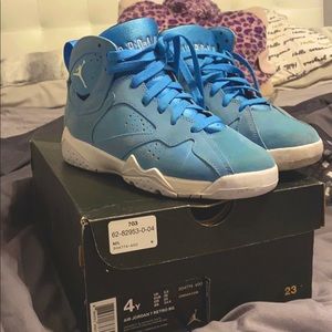 Retro 7 JORDAN University Blue PANTONE